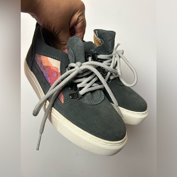 INKKAS SNEAKERS SHOES WOMENS SUEDE GRAY TIE FRONT SIZE 7 - Picture 3 of 10